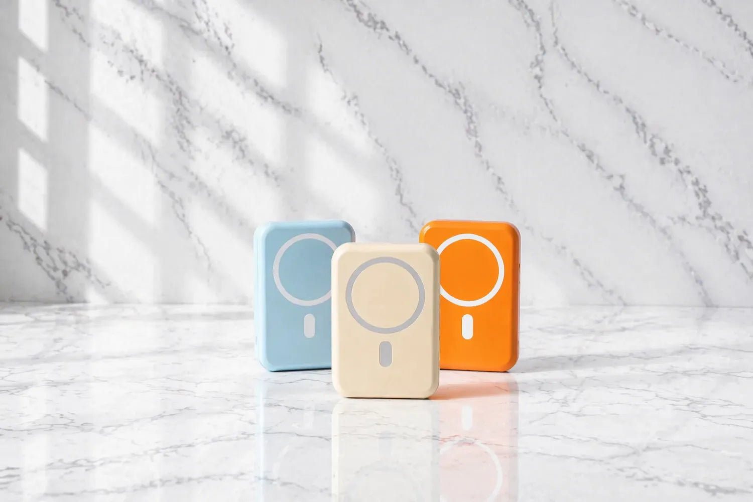 Batteries externes magnétiques Charge Zénith CZ Luxorya bleu beige et orange sur fond marbre 
