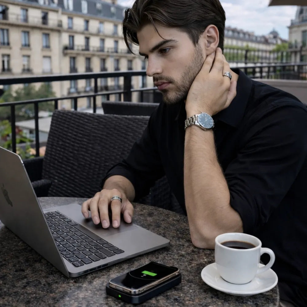 Charge Zénith CZ Luxorya batterie externe magnétique utilisée par un homme avec un smartphone et un ordinateur 