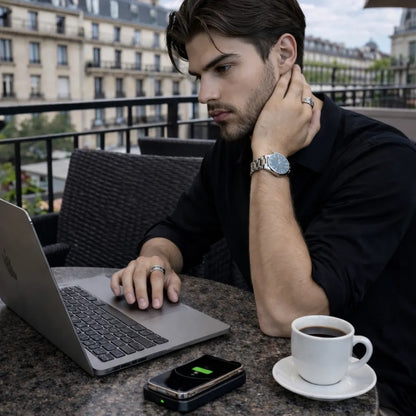 Charge Zénith CZ Luxorya batterie externe magnétique utilisée par un homme avec un smartphone et un ordinateur 